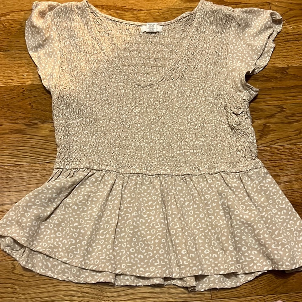 Neutral cheetah print tank top with rouched bust section. Lightly used size L